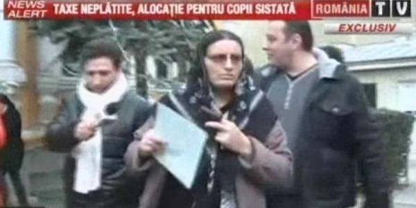 Stareţa a născut în urmă cu o lună două fetiţe Foto: captură RTV