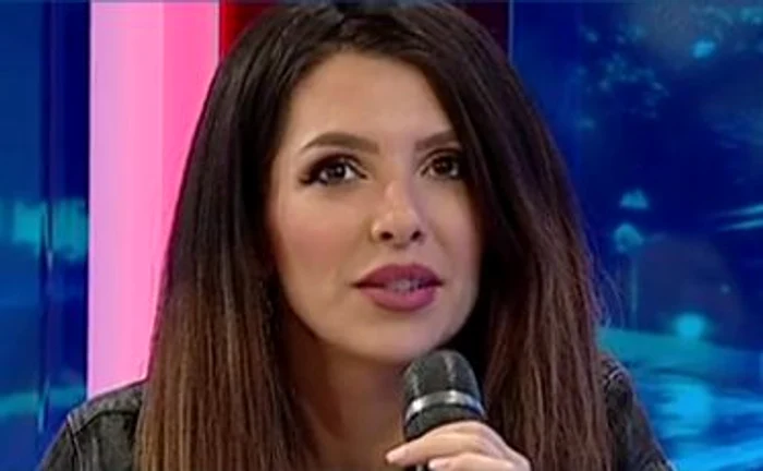 
    Celia și soțul ei, alături de fiul lor, micuțul Angelo Foto: Arhivă personală  