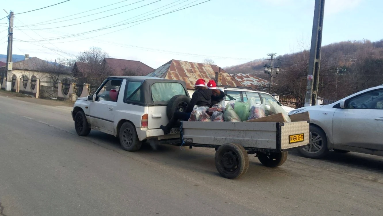 Moş Crăciun, cu sacii de daruri pe străzile comunei Mera FOTO: Primăria Mera