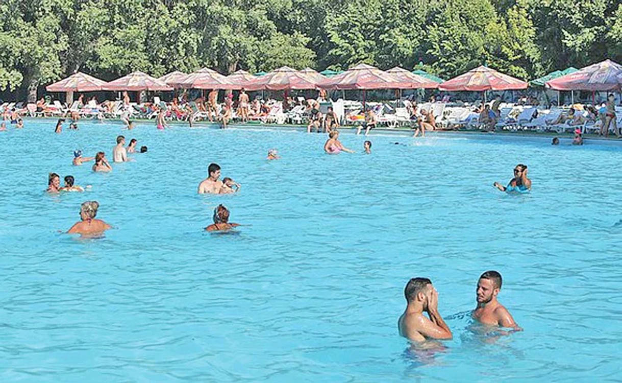 
    Ştrandurile s-au umplut de când temperaturile “au luat-o razna”  