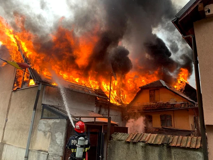 Incendiu la o casă din Brașov, extins la vecini FOTO ISU Brașov