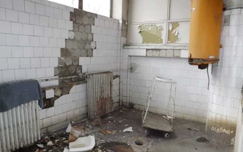 Dezastrul lăsat de autorităţi în fosta maternitate a Severinului FOTO Corina Macavei