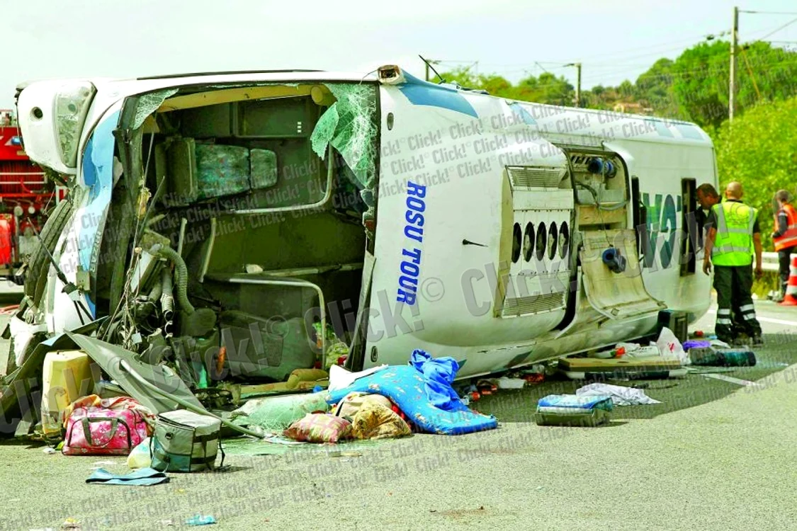 
    Autocarul plin cu români  s-a răsturnat după ce  a explodat un pneu  
