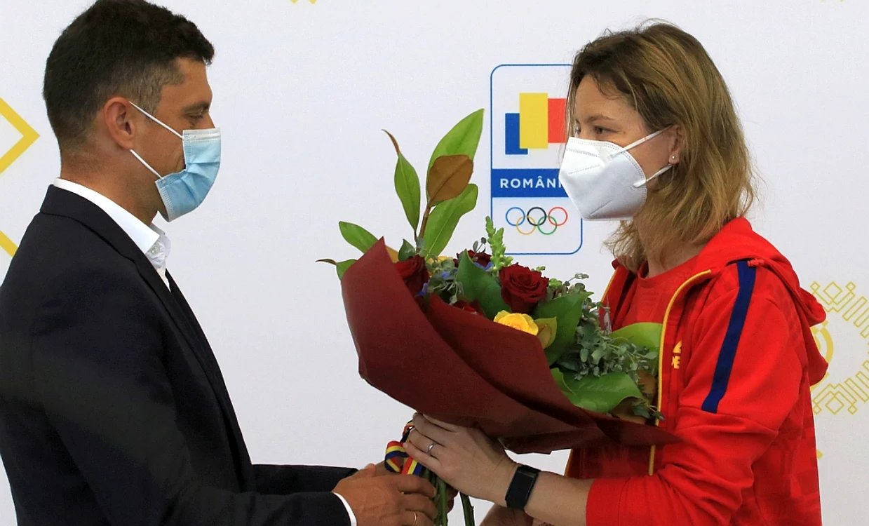 
    La Otopeni, Ana Maria Popescu Brânză a acceptat buchetul de flori oferit de ministrul Carol Eduard NovakFoto: Marian Burlacu  