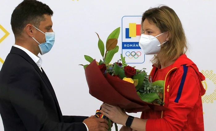 La Otopeni, Ana Maria Popescu Brânză a acceptat buchetul de flori oferit de ministrul Carol Eduard NovakFoto: Marian Burlacu