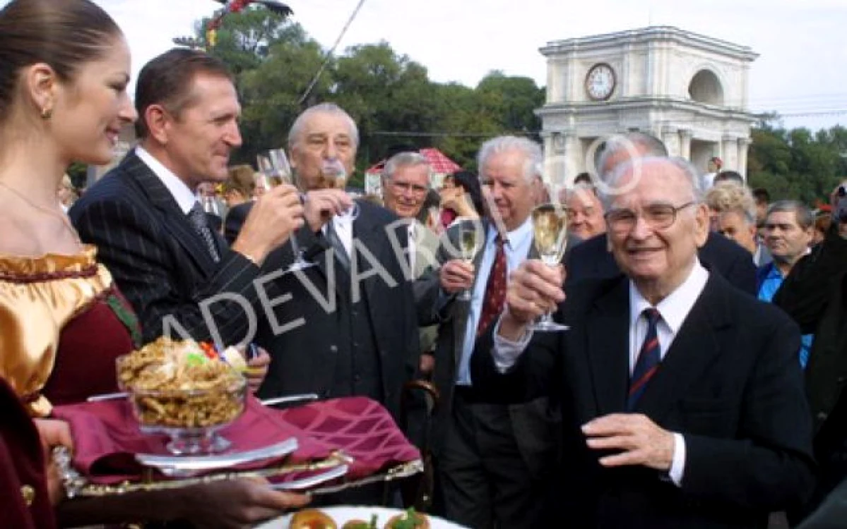 Foto de Tudor Iovu. Ivan Bodiul a vizitat Moldova de Ziua Vinului în 2006