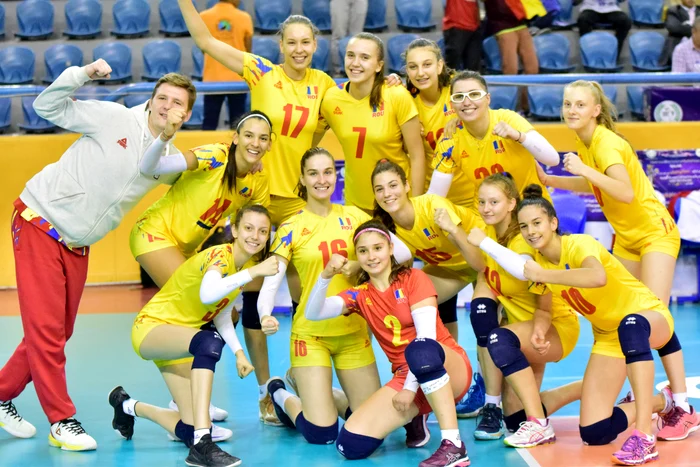 Voleibalistele noastre sărbătoresc victoria cu Turcia care le-a deschis drumul spre locul 6 la CMFoto: fivb.com