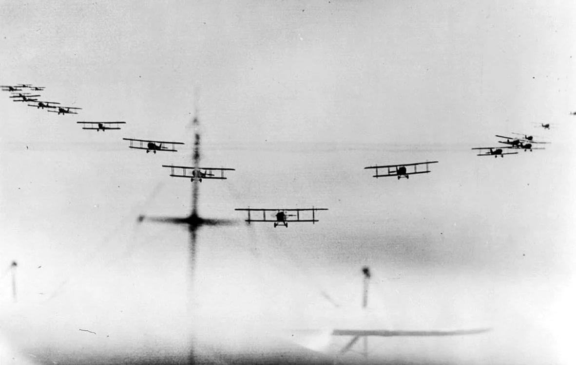 Biplane zburând în formaţie (cca. 1914-1918)
