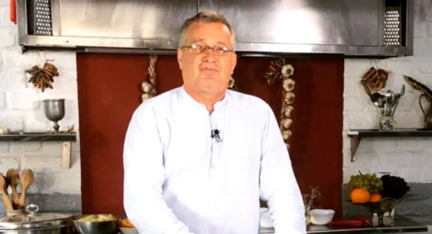 Mircea Dinescu gătește pe Faleza Dunării FOTO: Arhivă