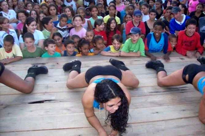 Elevii au avut ce vedea la petrecerea de la şcoală.