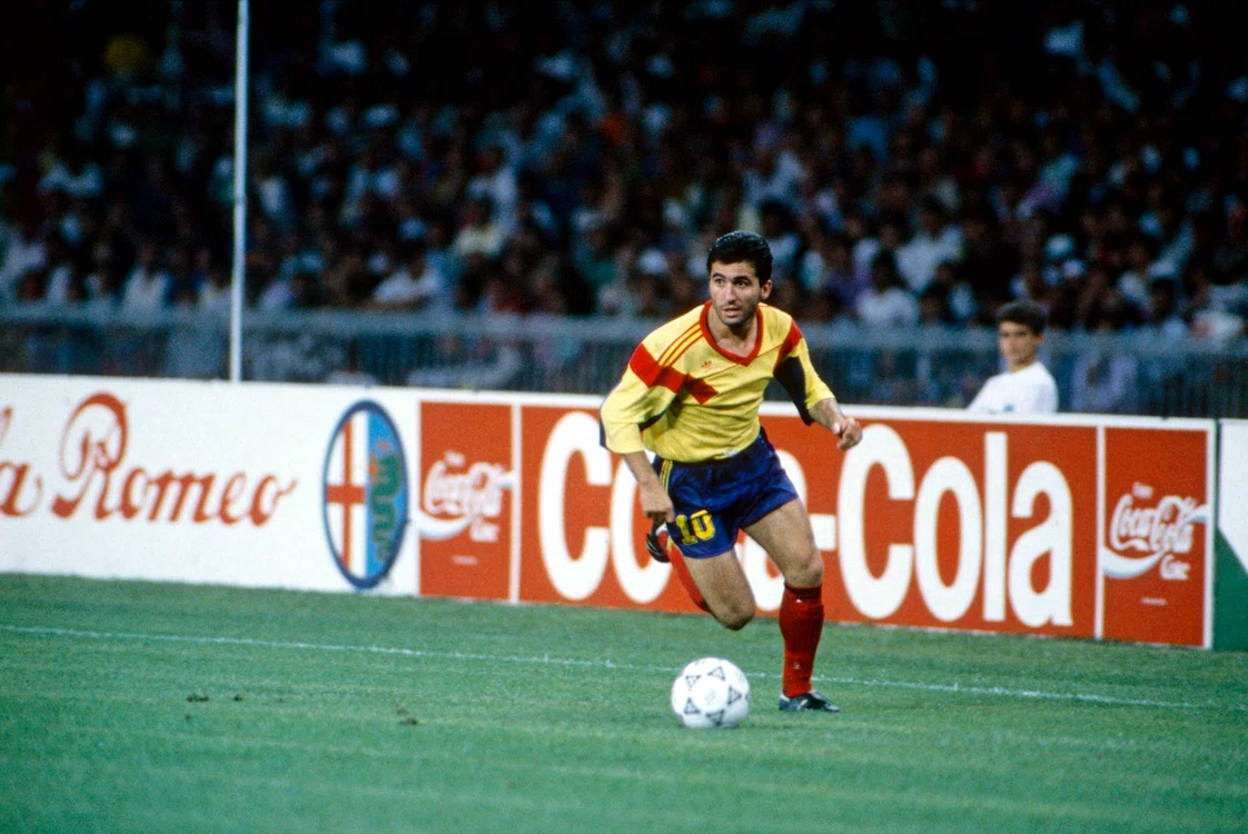 Hagi alergând cu balonul la picior