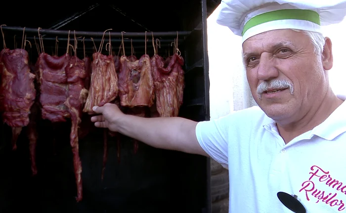 Pastrama se ține la fum de pom fructifer. FOTO Iulian Bunilă
