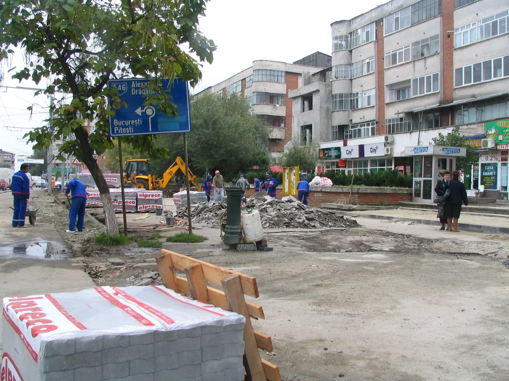 Pavelarea trotuarelor s-a numărat printre lucrările majore din Slatina