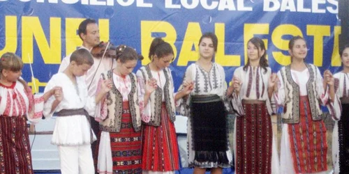 Locuitorii sunt invitaţi să asiste la concursul de dansuri populare 