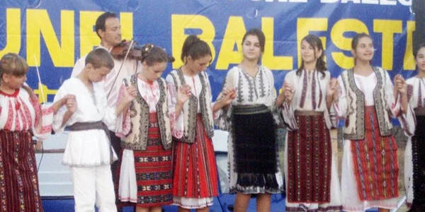 Locuitorii sunt invitaţi să asiste la concursul de dansuri populare 