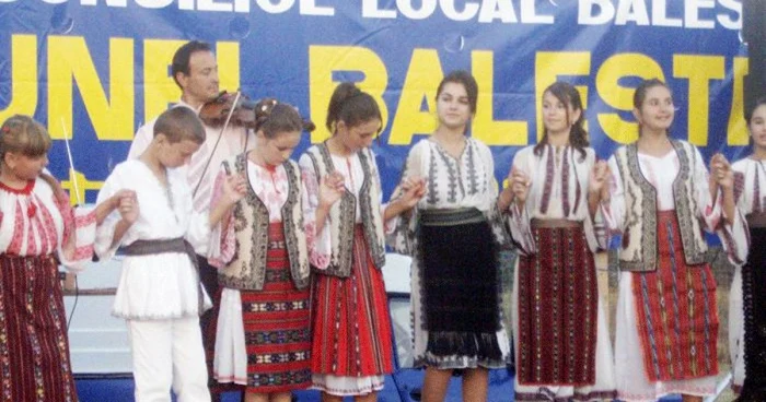 Locuitorii sunt invitaţi să asiste la concursul de dansuri populare 