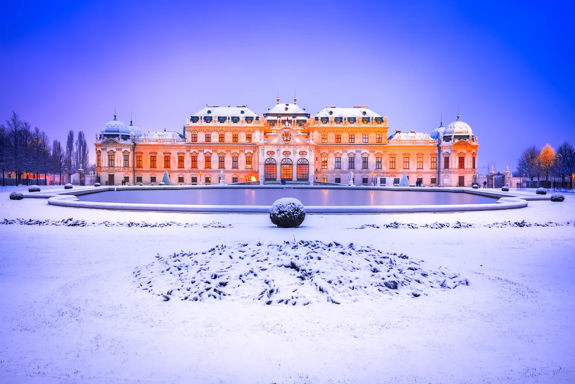 Viena își păstrează aerul clasic și sub fulgii de zăpadă. FOTO: Shutterstock