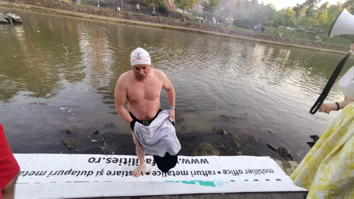 Avram Iancu a înotat 12 ore în Bega FOTO Ş.Both