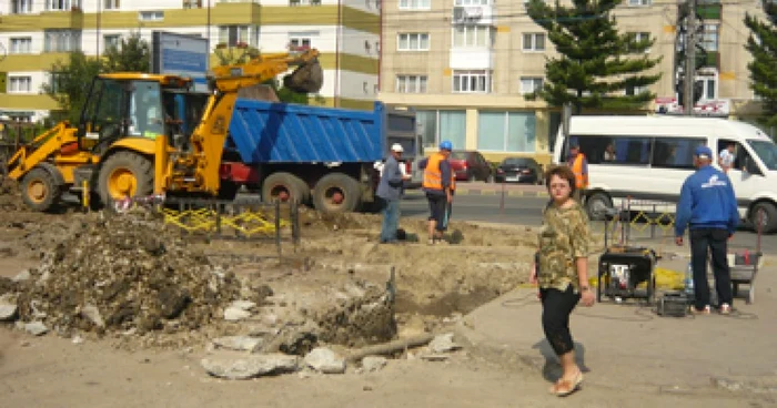 Suceava: Cartierul Obcini, traversat de zeci de metri de şanţuri (GALERIE FOTO)