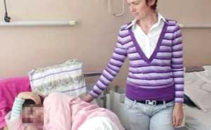 Adolescenta a ajuns la spital desfigurată
