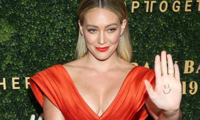 Hilary Duff a pozat goală jpg