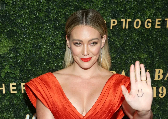 Hilary Duff a pozat goală jpg