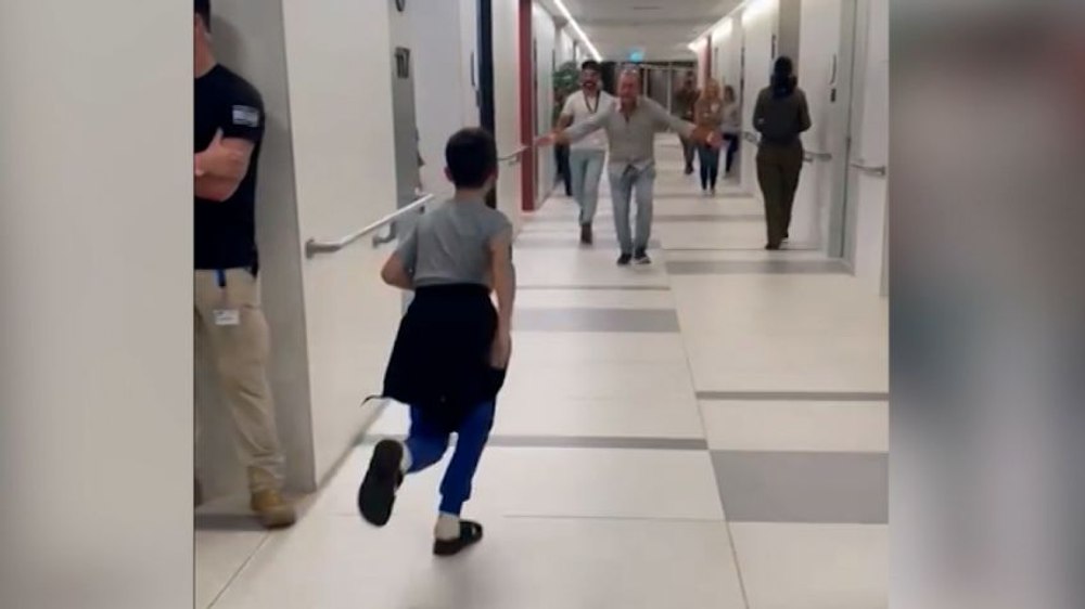 Momentul emoționant în care un băiat israelian se reîntâlnește cu tatăl său, după schimbul de ostatici dintre Israel și Hamas VIDEO