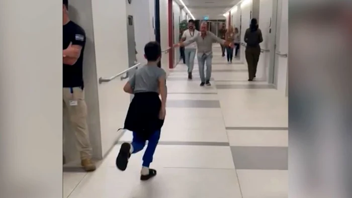 copil israelian alergand catre tatal sau pe holul spitalului