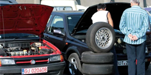 Samsarii gorjeni stau cu maşinile trase pe dreapta