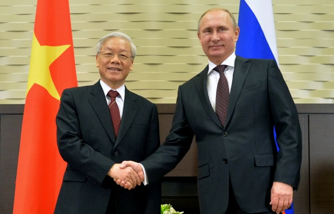 Vladimir Putin şi secretarul general al Partidului comunist vietnamez, Nguyen Phu Trong FOTO EPA