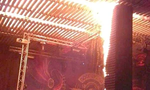 Buretele de pe  tavanul clubului s a  aprins de la artificii jpeg