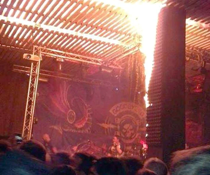 Buretele de pe tavanul clubului s-a aprins de la artificii