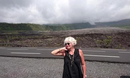 Monica Tatoiu prinsa de eruptia unui vulcan pe insula Reunion jpeg
