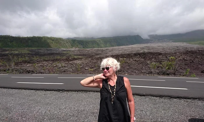 Monica Tatoiu prinsa de eruptia unui vulcan pe insula Reunion jpeg