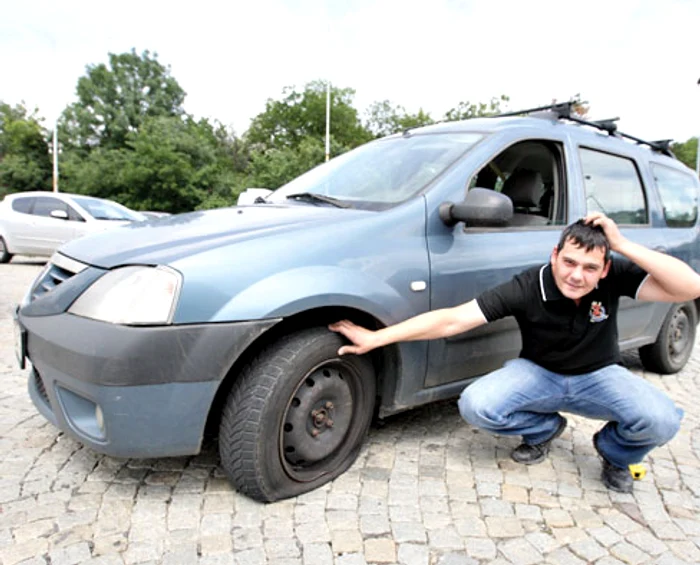 Ora 15.02 Marian a făcut pană, iar janta s-a strâmbat din cauza gropii