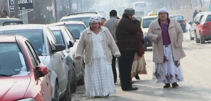 Ţiganii au aşteptat la sediul DNA