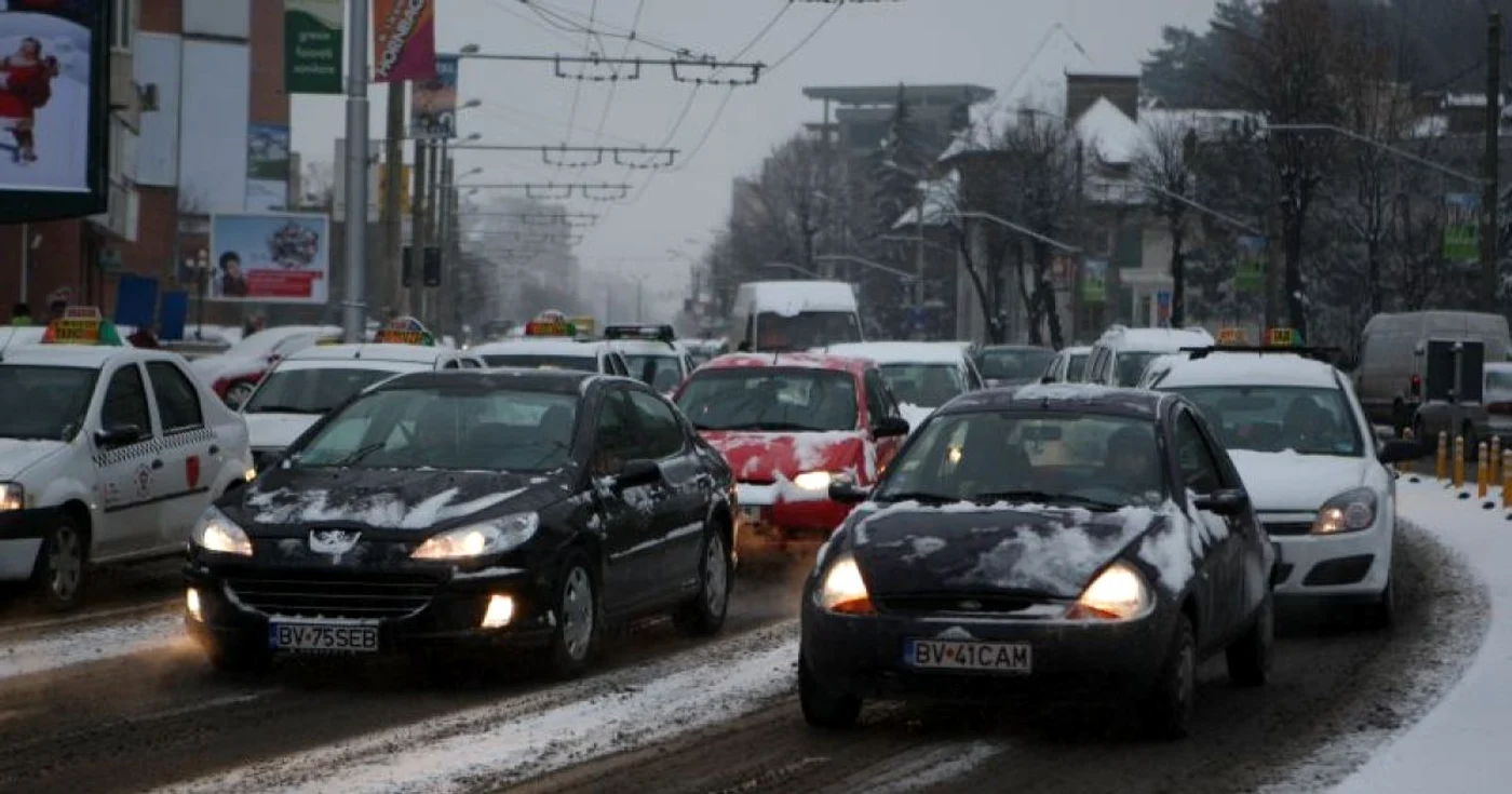 Traficul a fost îngreunat din cauza maşinilor neechipate de iarnă, Foto: Stelian Grăjdan