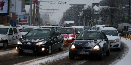 Traficul a fost îngreunat din cauza maşinilor neechipate de iarnă, Foto: Stelian Grăjdan