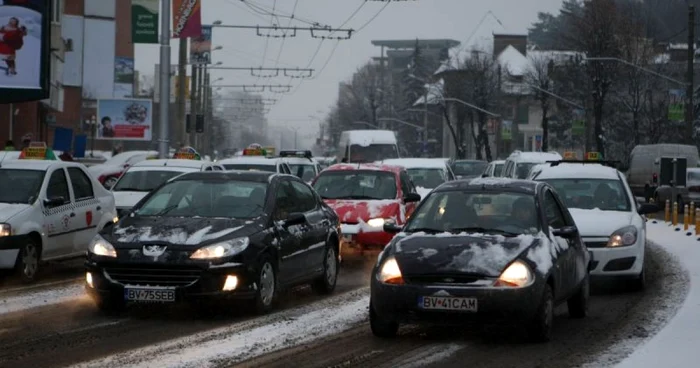 Traficul a fost îngreunat din cauza maşinilor neechipate de iarnă, Foto: Stelian Grăjdan