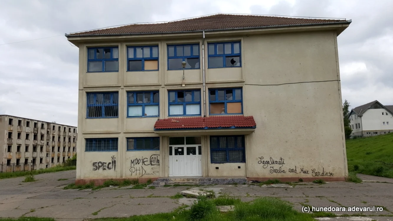 Şcoala 10, la trei ani de la închidere. FOTO: Daniel Guţă. ADEVĂRUL.