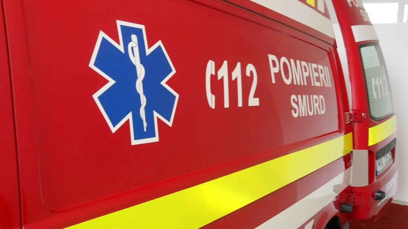 Ambulanţa SMURD se afla în misiune, însă pacientul transportat nu a fost rănit în urma accidentului rutier