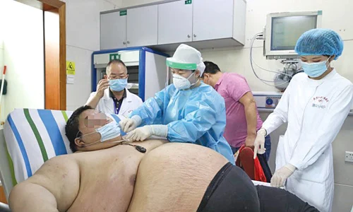 Abia după 10 zile doctorii au reuşit să îl stabilizeze jpeg