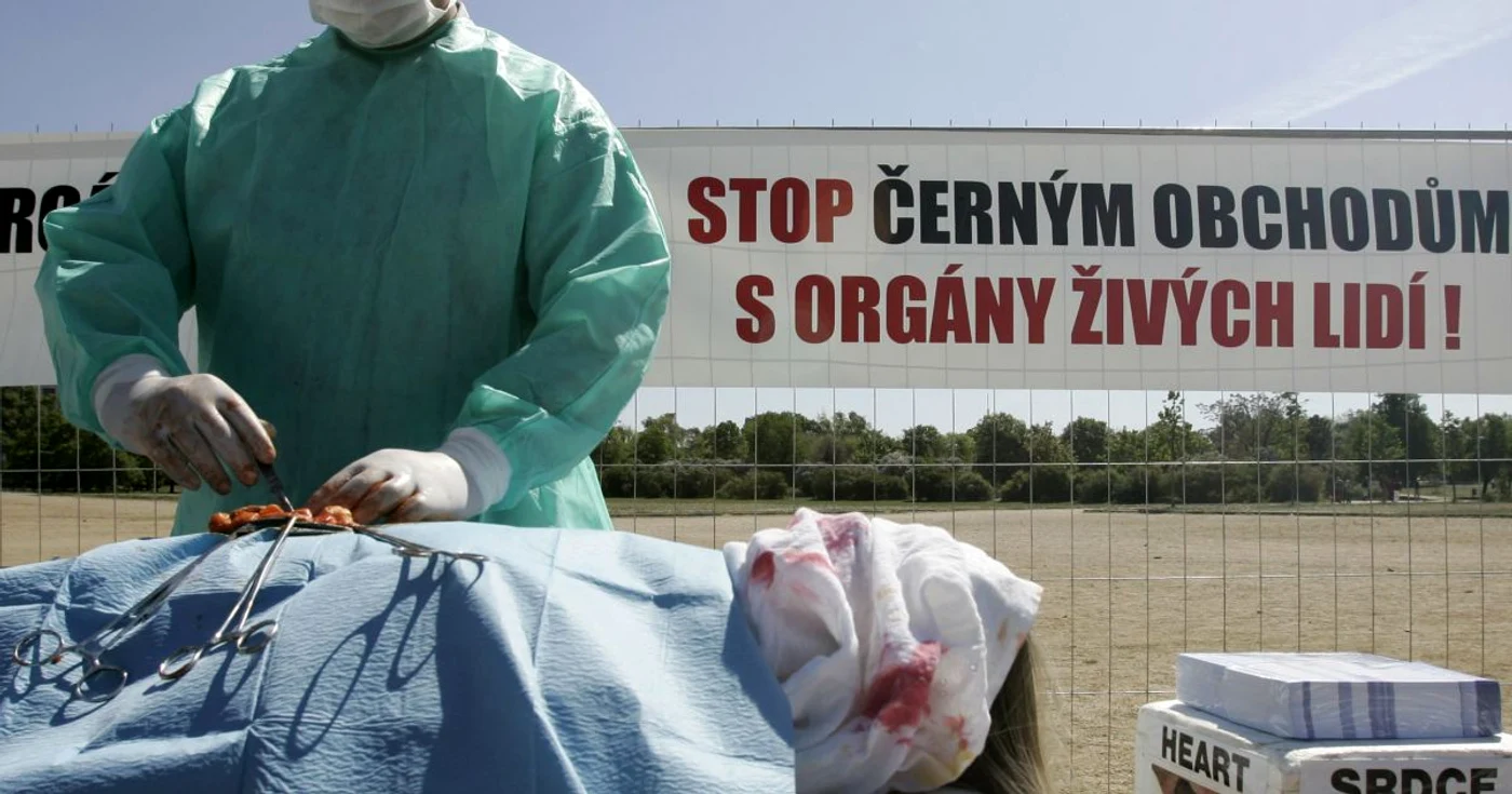 Actor îmbrăcat în doctor protestează în Praga. împotriva politicilor de transplant ale Chinei.