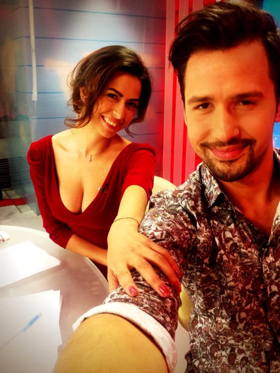 Prezentatorii emisiunii Click! de la Prima Tv, Diana Bart şi Alex ConstantinFoto Click! de la Prima Tv