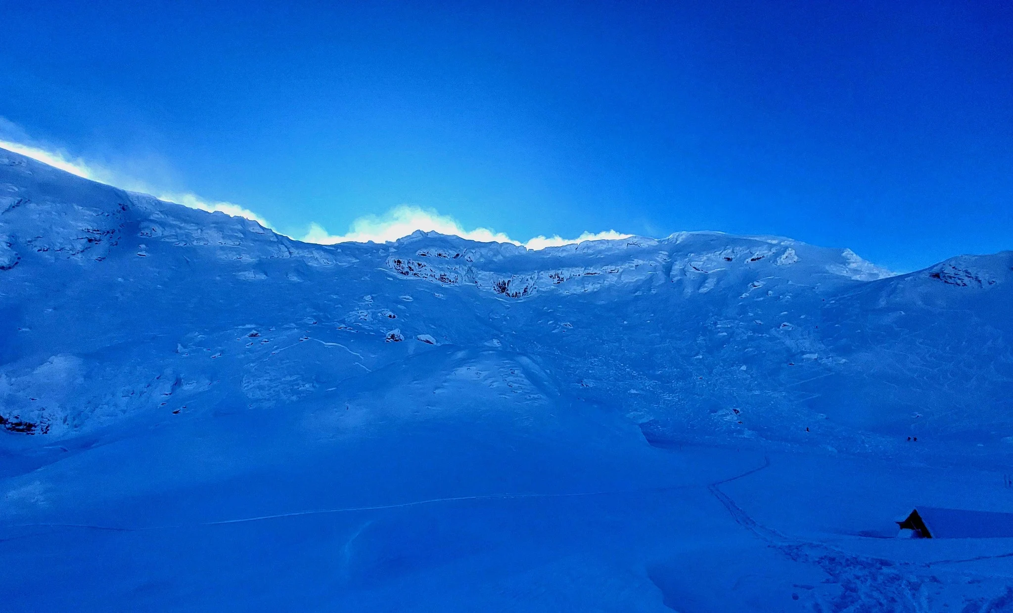 Avalanșă uriașă la Bâlea Lac, surprinsă de turiști. Stratul de zăpadă, instabil după ninsori