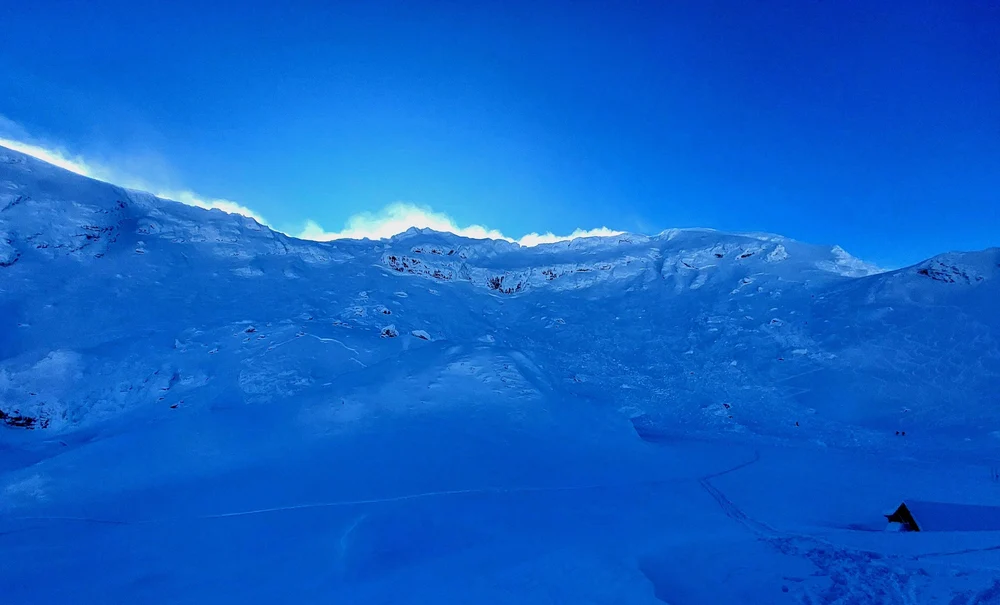 Avalanșă uriașă la Bâlea Lac, surprinsă de turiști. Stratul de zăpadă, instabil după ninsori