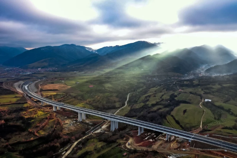 Autoritățile vor finanța în continuare lucrările la prima șosea de mare viteză care va traversa Carpații. De unde vin banii