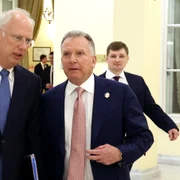 Șeful Fondului rus de investiții directe și trimisul prezidențial special al Rusiei pentru cooperarea economică cu țările străine, Kirill Dmitriev (L), și trimisul special al SUA pentru Orientul Mijlociu, Steve Witkoff, jpg