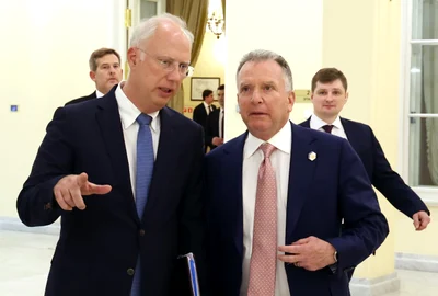 Șeful Fondului rus de investiții directe și trimisul prezidențial special al Rusiei pentru cooperarea economică cu țările străine, Kirill Dmitriev (L), și trimisul special al SUA pentru Orientul Mijlociu, Steve Witkoff, jpg