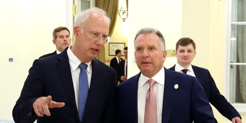 Șeful Fondului rus de investiții directe și trimisul prezidențial special al Rusiei pentru cooperarea economică cu țările străine, Kirill Dmitriev (L), și trimisul special al SUA pentru Orientul Mijlociu, Steve Witkoff, jpg